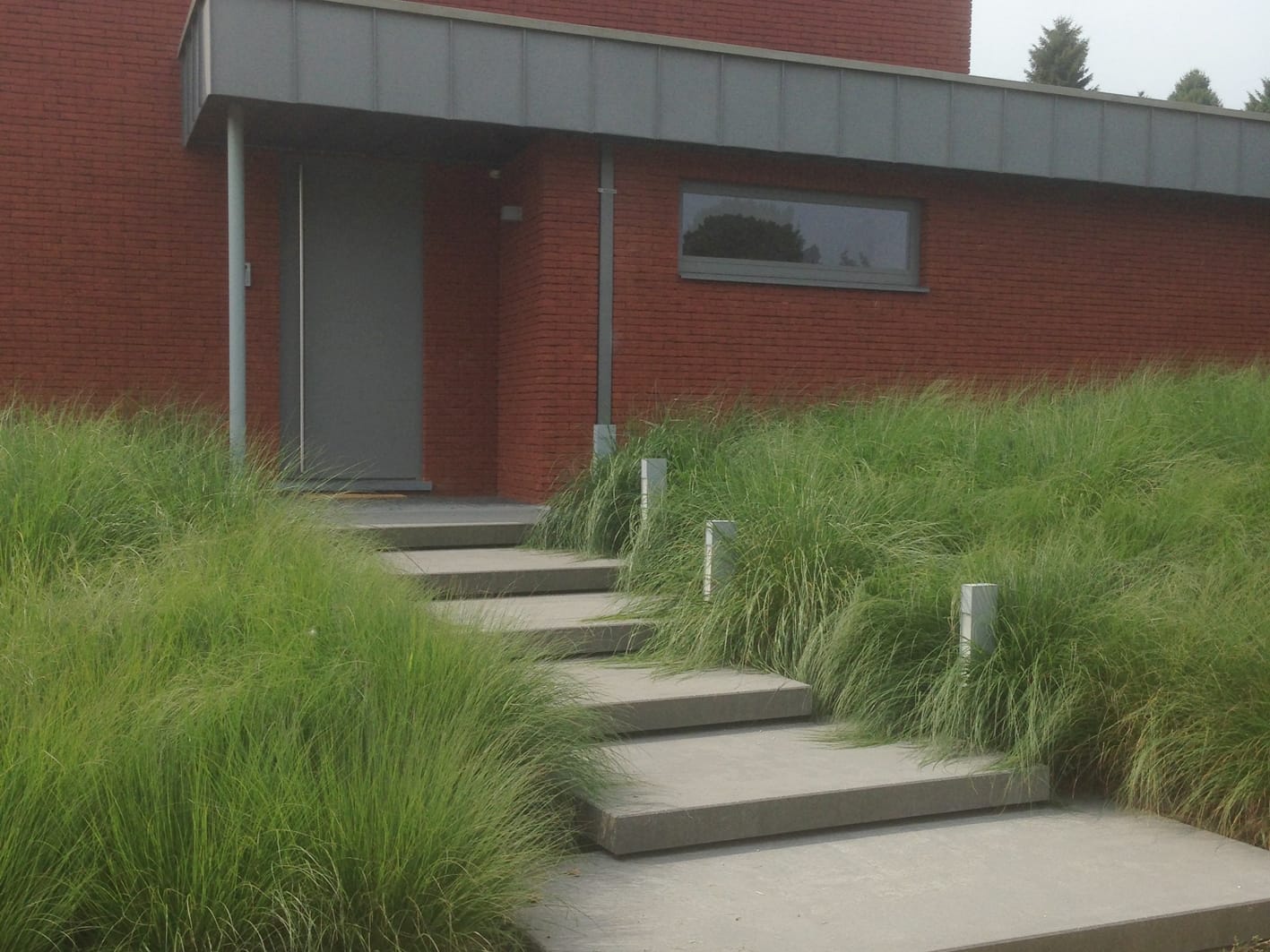 Jardin contemporain épuré à Braine-Le-Château
