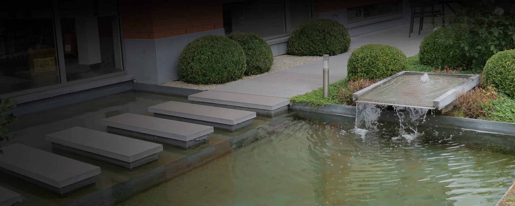 Maison et reflet de l’eau