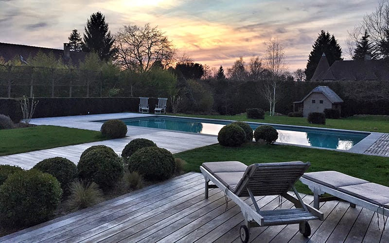 Levée du jour sur la piscine